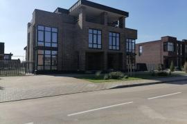 Таунхаус с эксплуатируемой крышей.